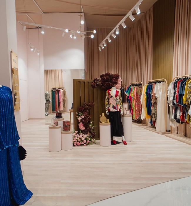 Kemewahan hadir lewat arsitektur dan desain interior bernilai seni tinggi. Struktur dari Jio World Plaza terinspirasi dari bunga lotus dan elemen alam lainnya. Foto: Instagram/@jioworldplaza