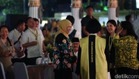 Gubernur Jawa Timur Khofifah Indar Parawansa juga terlihat hadir. Khofifah tampak mengenakan hijab berwarna kuning muda.