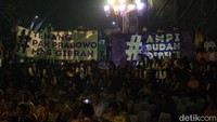Di depan panggung, para kader membawa sejumlah atriut seperti spanduk.