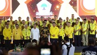 Acara diakhiri dengan sesi foto bersama. Jokowi hingga Prabowo terlihat sangat semringah