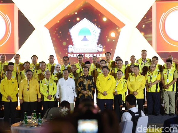 Jokowi hingga Prabowo Semringah di HUT Golkar