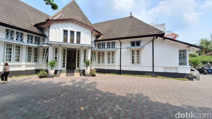 Kantor Dinas Pariwisata Kota Jogja di Kotabaru pernah jadi rumah dinas Panglima TNI Jenderal Sudirman. Foto diambil Jumat (3/11/2023).