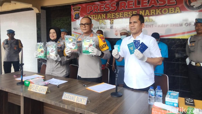 Kaporles Asahan menunjukkan pengungkapan kasus narkoba dari Malaysia yang rencananya akan diedarkan di wilayah Madura. (Perdana Ramadhan / detik Sumut)