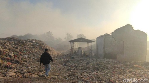 Kebakaran di TPA Alak, Kupang, belum juga padam.