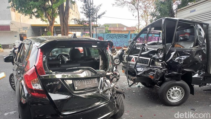 Kecelakaan karambol di Jalan Slamet Riyadi Solo, Senin (6/11/2023)