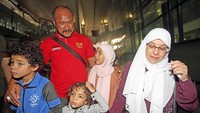 Mereka terharu saat tiba di Bandara Soekarno Hatta, Tangerang, Banten, Senin (6/11/2023).   