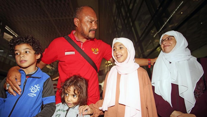 Kemenlu berhasil evakuasi WNI dari Gaza Warga Negara Indonesia (WNI) yang bekerja sebagai aktivis kemanusiaan di Palestina Abdilah Onim (kedua kiri) beserta keluarga tiba di Bandara Soekarno Hatta, Tangerang, Banten, Senin (6/11/2023). Kementerian Luar Negeri berhasil mengevakuasi satu keluarga WNI yang tinggal di Gaza, Palestina dan masih ada 7 orang WNI yang belum berhasil dievakuasi karena terkendala situasi mencekam di Gaza. ANTARA FOTO/Muhammad Iqbal/rwa.