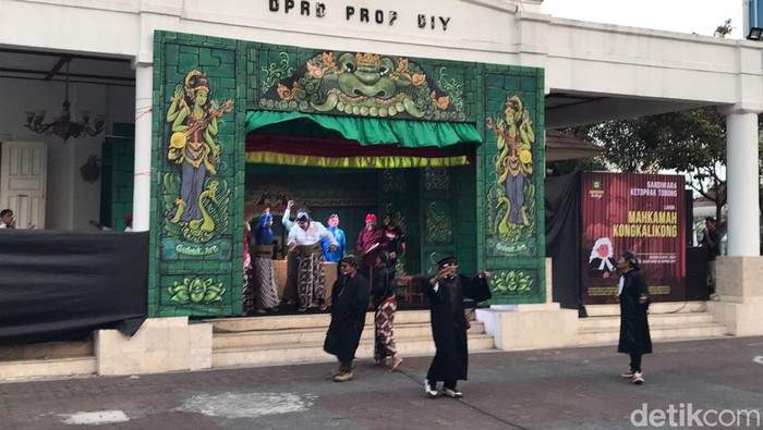 Pentas Ketoprak Tobong dengan Lakon Mahkamah Kongkalikong di halaman DPRD DIY, Senin (6/11/2023).