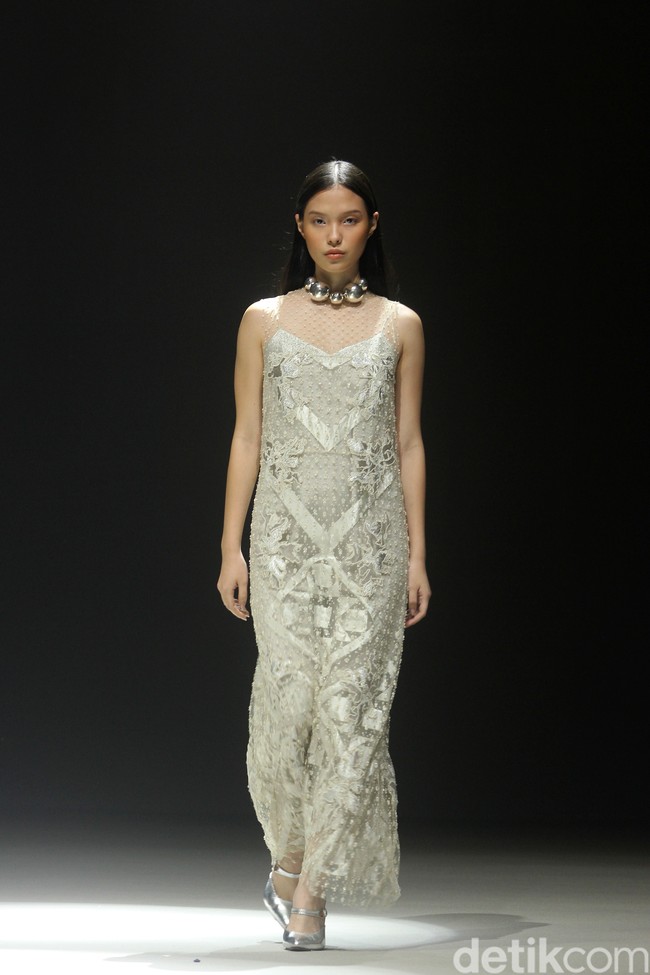 Inilah koleksi Sapto Djojokartiko Spring/Summer 2024 yang berlangsung di area air mancur Plaza Senayan, Jakarta. Selasa, [31/10/2023]. Foto: Mohammad Abduh/detikcom.