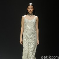 Inilah koleksi Sapto Djojokartiko Spring/Summer 2024 yang berlangsung di area air mancur Plaza Senayan, Jakarta. Selasa, [31/10/2023]. Foto: Mohammad Abduh/detikcom.