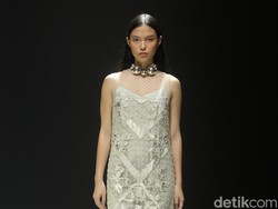 10 Koleksi Terbaru Sapto Djojokartiko Spring Summer 2024