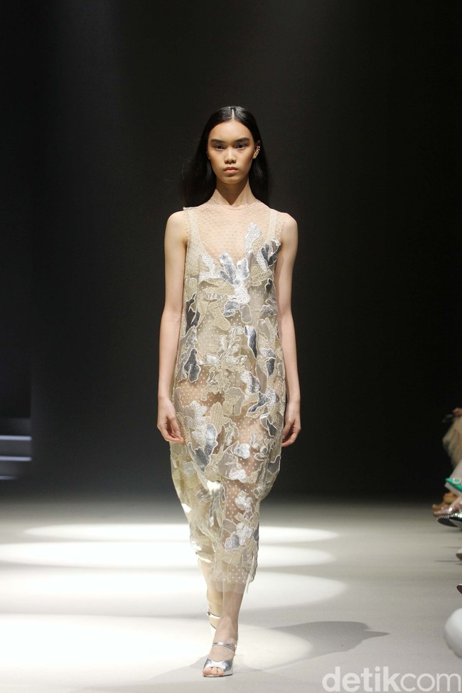 Inilah koleksi Sapto Djojokartiko Spring/Summer 2024 yang berlangsung di area air mancur Plaza Senayan, Jakarta. Selasa, [31/10/2023]. Foto: Mohammad Abduh/detikcom.