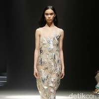 Inilah koleksi Sapto Djojokartiko Spring/Summer 2024 yang berlangsung di area air mancur Plaza Senayan, Jakarta. Selasa, [31/10/2023]. Foto: Mohammad Abduh/detikcom.