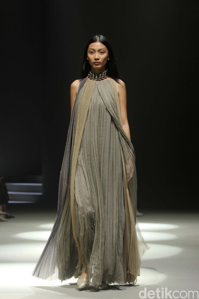 Inilah koleksi Sapto Djojokartiko Spring/Summer 2024 yang berlangsung di area air mancur Plaza Senayan, Jakarta. Selasa, [31/10/2023]. Foto: Mohammad Abduh/detikcom.