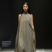 Inilah koleksi Sapto Djojokartiko Spring/Summer 2024 yang berlangsung di area air mancur Plaza Senayan, Jakarta. Selasa, [31/10/2023]. Foto: Mohammad Abduh/detikcom.