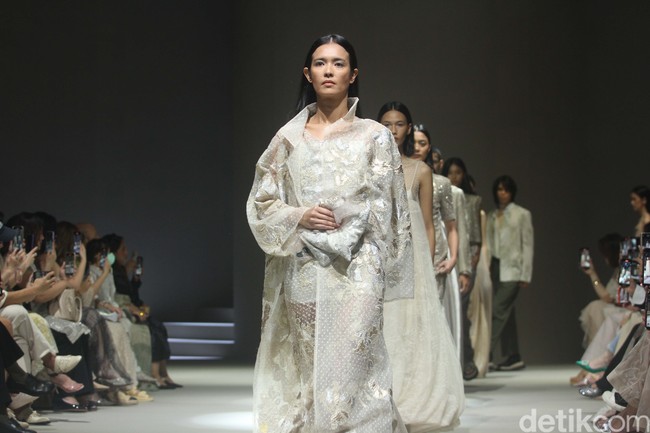 Inilah koleksi Sapto Djojokartiko Spring/Summer 2024 yang berlangsung di area air mancur Plaza Senayan, Jakarta. Selasa, [31/10/2023]. Foto: Mohammad Abduh/detikcom.