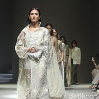 Inilah koleksi Sapto Djojokartiko Spring/Summer 2024 yang berlangsung di area air mancur Plaza Senayan, Jakarta. Selasa, [31/10/2023]. Foto: Mohammad Abduh/detikcom.