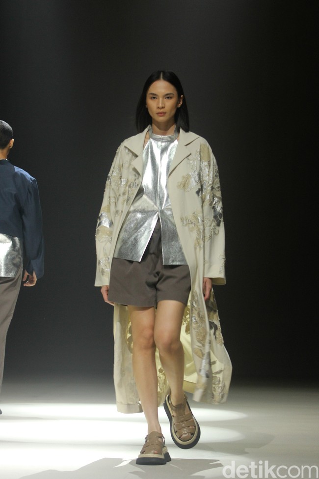 Inilah koleksi Sapto Djojokartiko Spring/Summer 2024 yang berlangsung di area air mancur Plaza Senayan, Jakarta. Selasa, [31/10/2023]. Foto: Mohammad Abduh/detikcom.