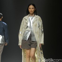 Inilah koleksi Sapto Djojokartiko Spring/Summer 2024 yang berlangsung di area air mancur Plaza Senayan, Jakarta. Selasa, [31/10/2023]. Foto: Mohammad Abduh/detikcom.