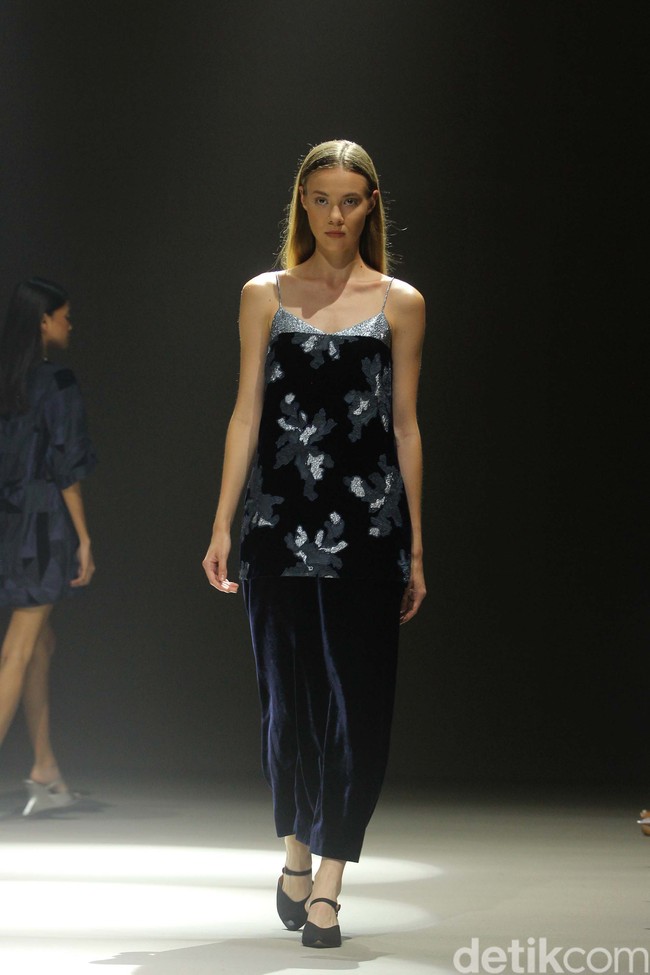 Inilah koleksi Sapto Djojokartiko Spring/Summer 2024 yang berlangsung di area air mancur Plaza Senayan, Jakarta. Selasa, [31/10/2023]. Foto: Mohammad Abduh/detikcom.