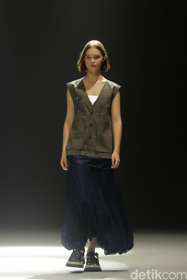 Inilah koleksi Sapto Djojokartiko Spring/Summer 2024 yang berlangsung di area air mancur Plaza Senayan, Jakarta. Selasa, [31/10/2023]. Foto: Mohammad Abduh/detikcom.