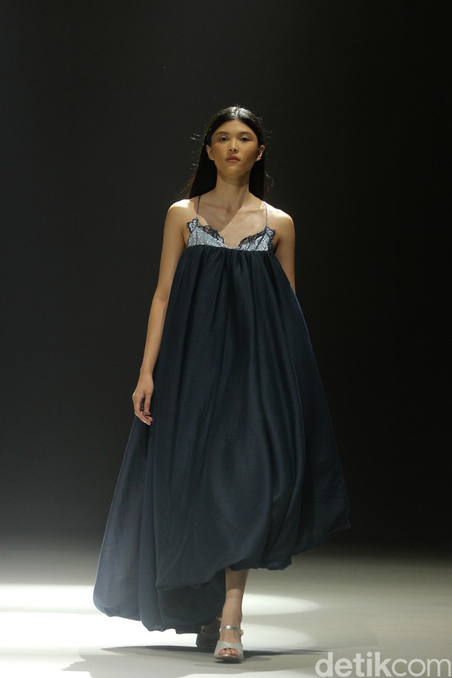 Inilah koleksi Sapto Djojokartiko Spring/Summer 2024 yang berlangsung di area air mancur Plaza Senayan, Jakarta. Selasa, [31/10/2023]. Foto: Mohammad Abduh/detikcom.