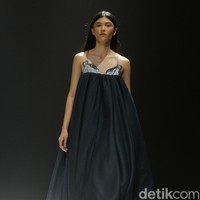 Inilah koleksi Sapto Djojokartiko Spring/Summer 2024 yang berlangsung di area air mancur Plaza Senayan, Jakarta. Selasa, [31/10/2023]. Foto: Mohammad Abduh/detikcom.