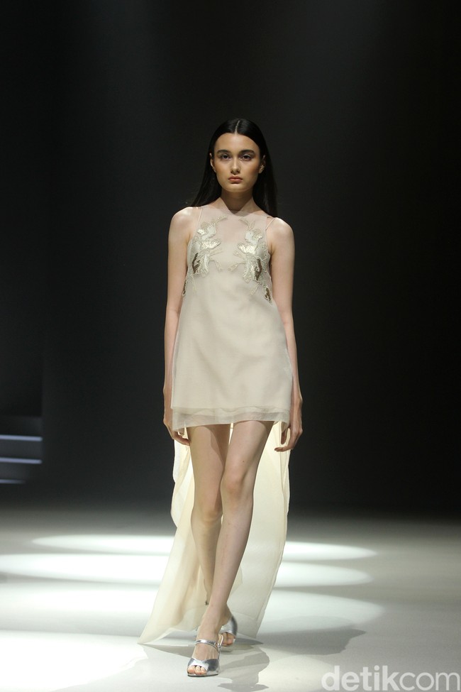 Inilah koleksi Sapto Djojokartiko Spring/Summer 2024 yang berlangsung di area air mancur Plaza Senayan, Jakarta. Selasa, [31/10/2023]. Foto: Mohammad Abduh/detikcom.