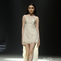 Inilah koleksi Sapto Djojokartiko Spring/Summer 2024 yang berlangsung di area air mancur Plaza Senayan, Jakarta. Selasa, [31/10/2023]. Foto: Mohammad Abduh/detikcom.