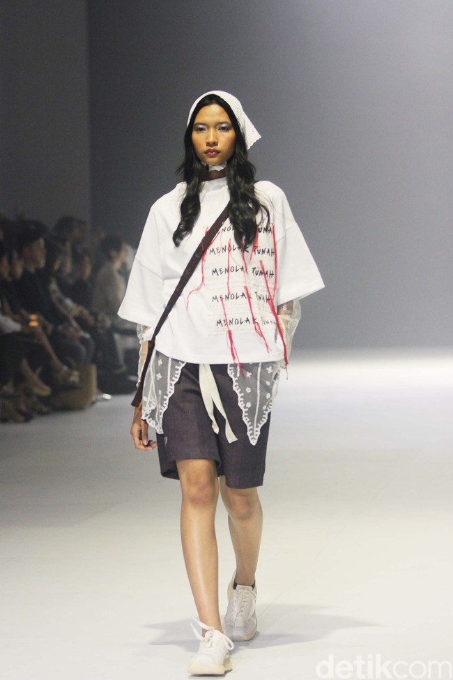 Sejauh Mata Memandang merilis koleksi ‘Tarum di Jakarta Fashion Week 2024. Tarum merujuk pada warna biru indigo yang menghiasi koleksi secara keseluruhan. Foto: Mohammad Abduh/detikcom.