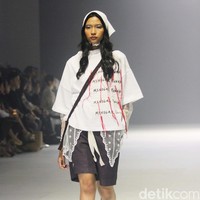 Sejauh Mata Memandang merilis koleksi ‘Tarum di Jakarta Fashion Week 2024. Tarum merujuk pada warna biru indigo yang menghiasi koleksi secara keseluruhan. Foto: Mohammad Abduh/detikcom.