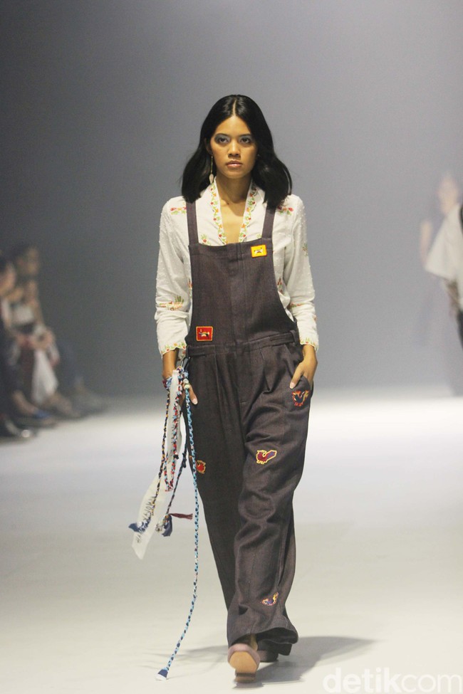 Sejauh Mata Memandang merilis koleksi ‘Tarum di Jakarta Fashion Week 2024. Tarum merujuk pada warna biru indigo yang menghiasi koleksi secara keseluruhan. Foto: Mohammad Abduh/detikcom.