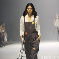 Sejauh Mata Memandang merilis koleksi ‘Tarum di Jakarta Fashion Week 2024. Tarum merujuk pada warna biru indigo yang menghiasi koleksi secara keseluruhan. Foto: Mohammad Abduh/detikcom.