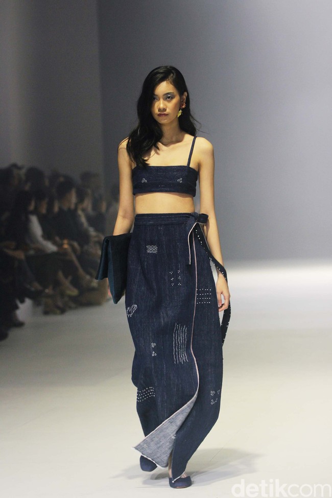 Sejauh Mata Memandang merilis koleksi ‘Tarum di Jakarta Fashion Week 2024. Tarum merujuk pada warna biru indigo yang menghiasi koleksi secara keseluruhan. Foto: Mohammad Abduh/detikcom.