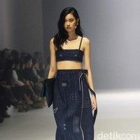 Sejauh Mata Memandang merilis koleksi ‘Tarum di Jakarta Fashion Week 2024. Tarum merujuk pada warna biru indigo yang menghiasi koleksi secara keseluruhan. Foto: Mohammad Abduh/detikcom.