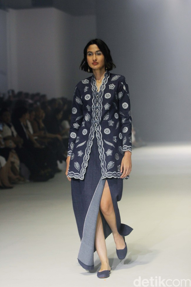 Sejauh Mata Memandang merilis koleksi ‘Tarum di Jakarta Fashion Week 2024. Tarum merujuk pada warna biru indigo yang menghiasi koleksi secara keseluruhan. Foto: Mohammad Abduh/detikcom.