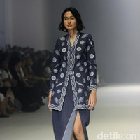 Sejauh Mata Memandang merilis koleksi ‘Tarum di Jakarta Fashion Week 2024. Tarum merujuk pada warna biru indigo yang menghiasi koleksi secara keseluruhan. Foto: Mohammad Abduh/detikcom.