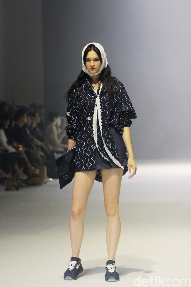 Sejauh Mata Memandang merilis koleksi ‘Tarum di Jakarta Fashion Week 2024. Tarum merujuk pada warna biru indigo yang menghiasi koleksi secara keseluruhan. Foto: Mohammad Abduh/detikcom.