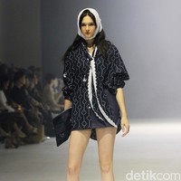 Sejauh Mata Memandang merilis koleksi ‘Tarum di Jakarta Fashion Week 2024. Tarum merujuk pada warna biru indigo yang menghiasi koleksi secara keseluruhan. Foto: Mohammad Abduh/detikcom.