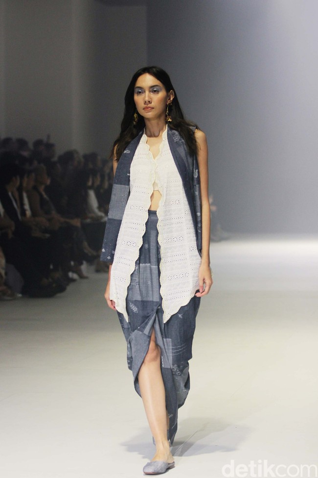 Sejauh Mata Memandang merilis koleksi ‘Tarum di Jakarta Fashion Week 2024. Tarum merujuk pada warna biru indigo yang menghiasi koleksi secara keseluruhan. Foto: Mohammad Abduh/detikcom.