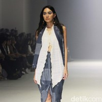 Sejauh Mata Memandang merilis koleksi ‘Tarum di Jakarta Fashion Week 2024. Tarum merujuk pada warna biru indigo yang menghiasi koleksi secara keseluruhan. Foto: Mohammad Abduh/detikcom.