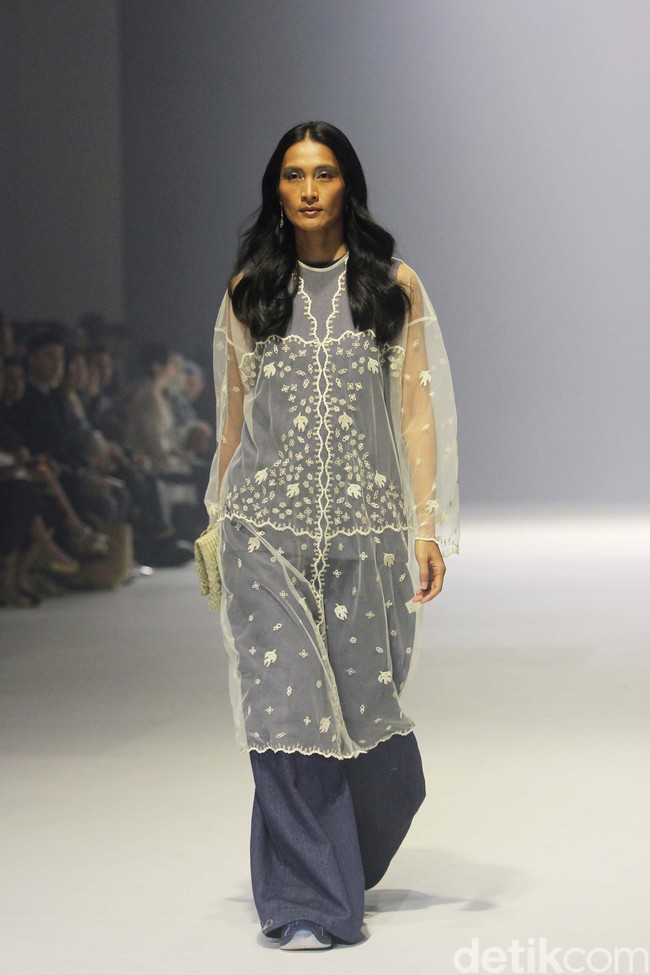 Sejauh Mata Memandang merilis koleksi ‘Tarum di Jakarta Fashion Week 2024. Tarum merujuk pada warna biru indigo yang menghiasi koleksi secara keseluruhan. Foto: Mohammad Abduh/detikcom.