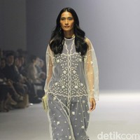 Sejauh Mata Memandang merilis koleksi ‘Tarum di Jakarta Fashion Week 2024. Tarum merujuk pada warna biru indigo yang menghiasi koleksi secara keseluruhan. Foto: Mohammad Abduh/detikcom.