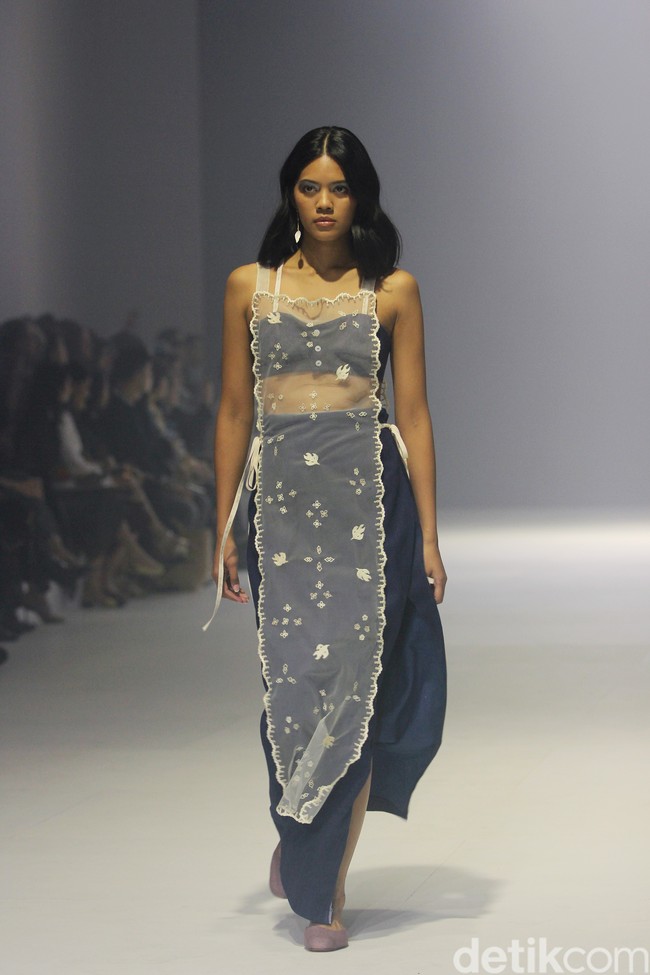 Sejauh Mata Memandang merilis koleksi ‘Tarum di Jakarta Fashion Week 2024. Tarum merujuk pada warna biru indigo yang menghiasi koleksi secara keseluruhan. Foto: Mohammad Abduh/detikcom.