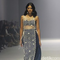 Sejauh Mata Memandang merilis koleksi ‘Tarum di Jakarta Fashion Week 2024. Tarum merujuk pada warna biru indigo yang menghiasi koleksi secara keseluruhan. Foto: Mohammad Abduh/detikcom.
