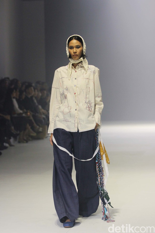 Sejauh Mata Memandang merilis koleksi ‘Tarum di Jakarta Fashion Week 2024. Tarum merujuk pada warna biru indigo yang menghiasi koleksi secara keseluruhan. Foto: Mohammad Abduh/detikcom.