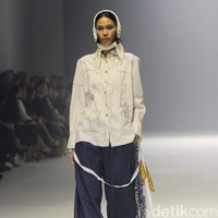 Sejauh Mata Memandang merilis koleksi ‘Tarum di Jakarta Fashion Week 2024. Tarum merujuk pada warna biru indigo yang menghiasi koleksi secara keseluruhan. Foto: Mohammad Abduh/detikcom.