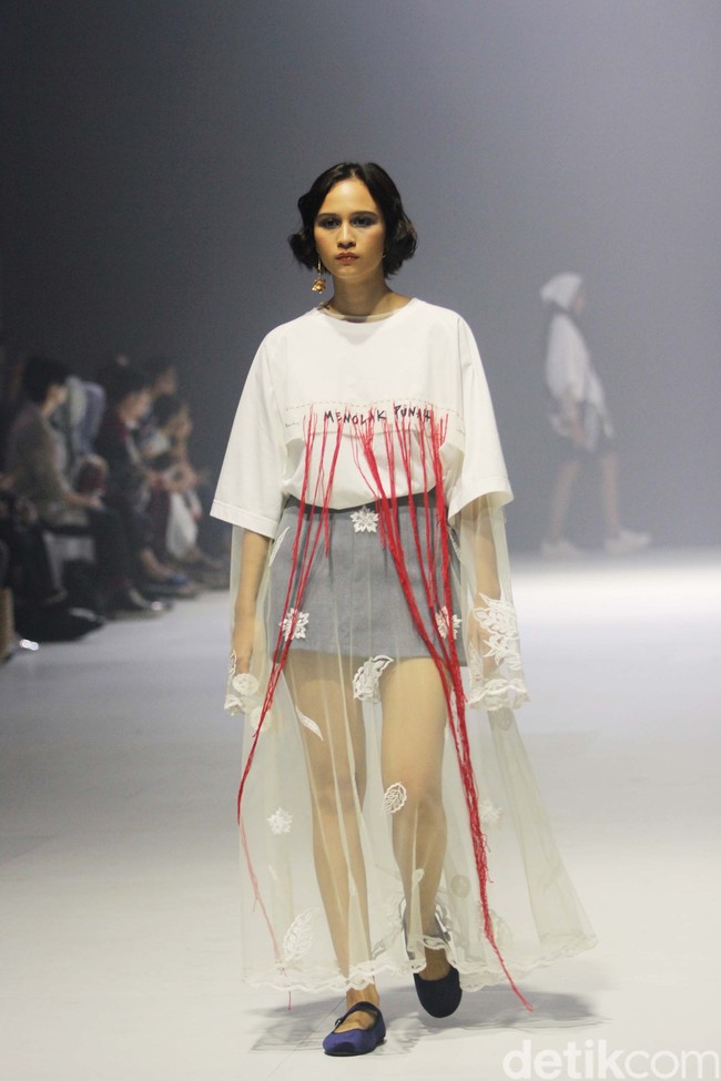 Sejauh Mata Memandang merilis koleksi ‘Tarum di Jakarta Fashion Week 2024. Tarum merujuk pada warna biru indigo yang menghiasi koleksi secara keseluruhan. Foto: Mohammad Abduh/detikcom.