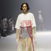 Sejauh Mata Memandang merilis koleksi ‘Tarum di Jakarta Fashion Week 2024. Tarum merujuk pada warna biru indigo yang menghiasi koleksi secara keseluruhan. Foto: Mohammad Abduh/detikcom.