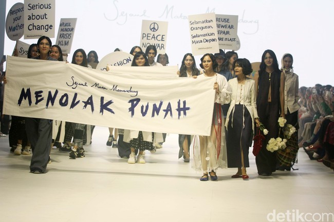 Sejauh Mata Memandang merilis koleksi ‘Tarum di Jakarta Fashion Week 2024. Tarum merujuk pada warna biru indigo yang menghiasi koleksi secara keseluruhan. Foto: Mohammad Abduh/detikcom.